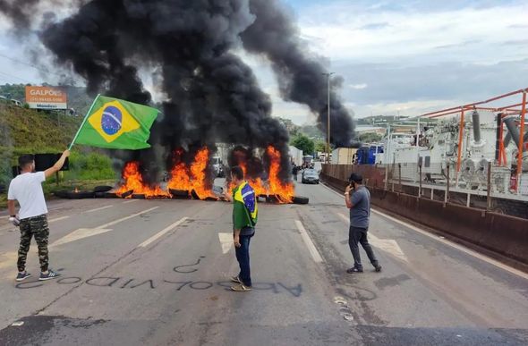 Caminhoneiros levantam bandeiras do Brasil e gritam cantos de ordem na BR 381 — Foto: Ronaldo Silveira/ O Tempo