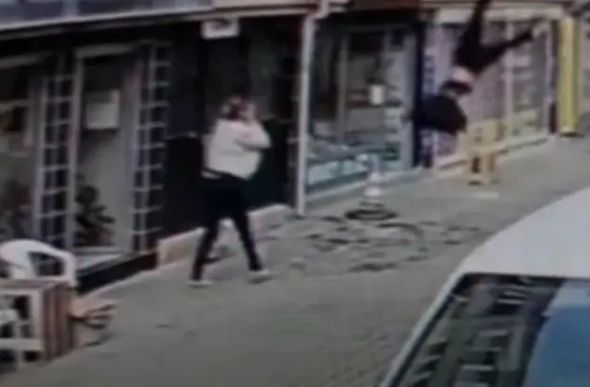 Vídeo registrou o momento que menina caiu do quarto andar e transeunte assiste ao acidente na Turquia — Foto: Reprodução/Twitter