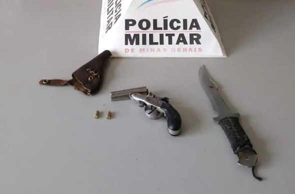 Aluna levou arma e punhal para escola — Foto: Divulgação/PM