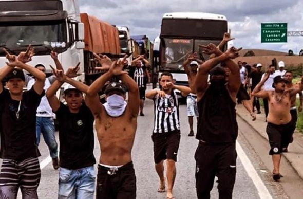 Torcida organizada do Atlético-MG discute com bolsonaristas e rompe bloqueios na Fernão Dias, em MG — Foto: Reprodução Instagram