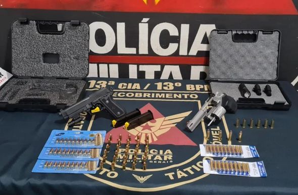 Duas armas do síndico, ambas com registro, foram apreendidas pela PM — Foto: PMMG/DIVULGAÇÃO
