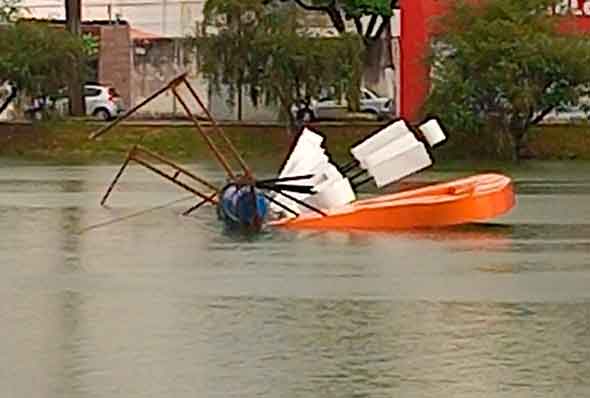 Portal escrito "Viva Sete Lagoas" não resistiu à chuva e tombou / Foto: reprodução redes sociais