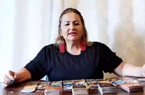 Sara Zaad prevê queda de um avião com uma personalidade importante, a morte de um político de influência mundial, incêndios e denúncias de corrupção (foto: Reprodução/YouTube Previsões para o Brasil e o Mundo por Sara Zaad)