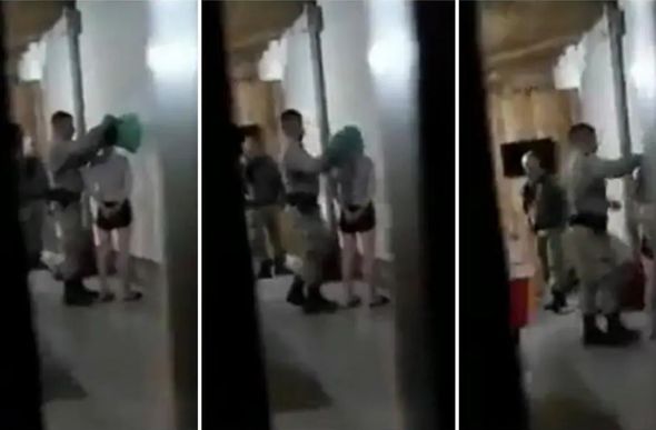 Policial Militar foi flagrada colocando saco na cabeça de mulher durante abordagem no RS — Foto: Redes sociais/Reprodução