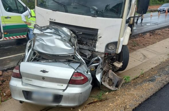 Carro foi esmagado pelo caminhão — Foto: Polícia Militar Rodoviária/Divulgação