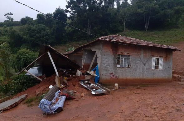 Casa foi levada pela lama e casal de idosos morreu em Caldas — Foto: CBMMG/Divulgação