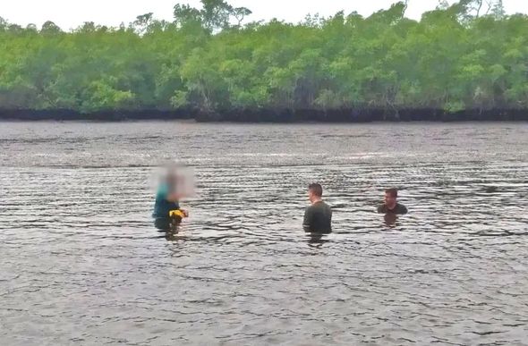 Mulher em surto é resgatada no mar após tentar matar filhos — Foto: Divulgação/Polícia Militar Ambiental