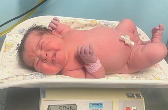 Bebê Maria Vitória na balança, pensando 5,046 kg — Foto: Hospital Maicé/Divulgação