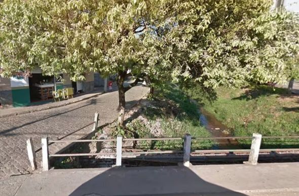 Córrego em Leopoldina onde dupla caiu — Foto: Reprodução/Google Street View