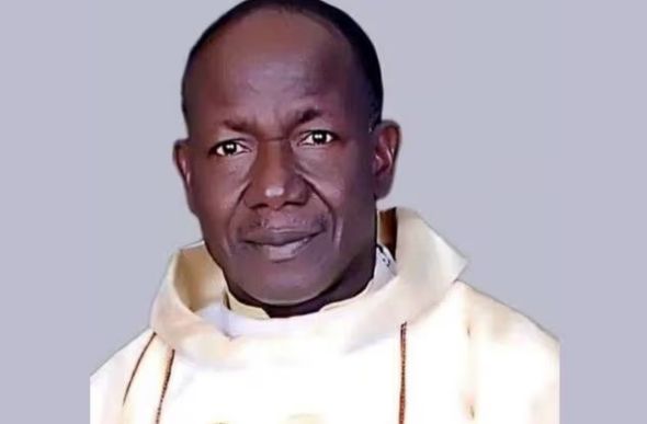 Padre Isaac Achi — Foto: Vaticano News / Divulgação