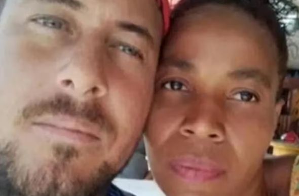 Casal morreu eletrocutado enquanto tentava instalar uma antena de TV em casa — Foto: TV BAHIA/Reprodução