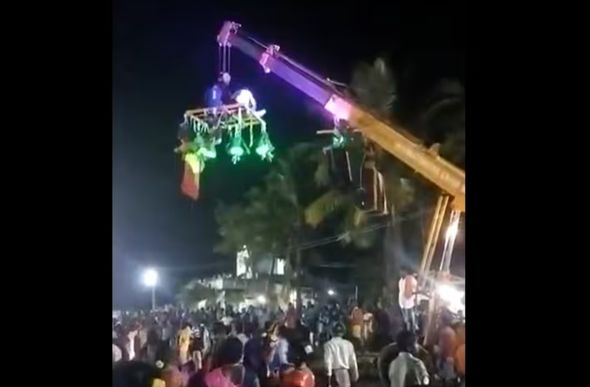 Guindaste tomba em festival religioso na Índia e deixa 4 pessoas mortas — Foto: Twitter @VeeraSi96626761/Reprodução