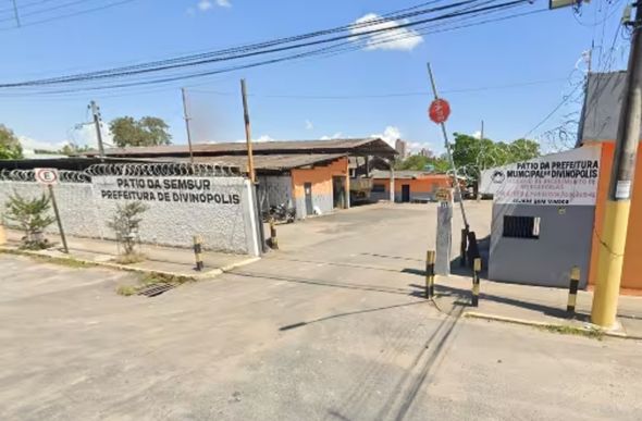 Zoofilia teria ocorrido dentro de pátio da Prefeitura de Divinópolis — Foto: Reprodução/Google Street View