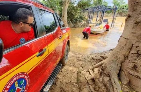 Equipes do Corpo de Bombeiros resgataram o corpo do idoso no Rio Paranaíba, em Patos de Minas — Foto: Corpo de Bombeiros / reprodução