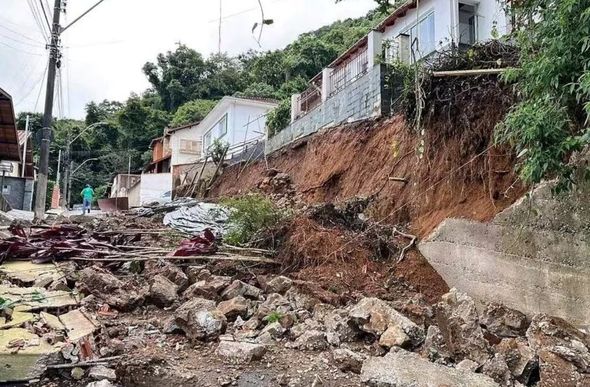 Mudo de casa desaba na Travessa Maywald, em Poços de Caldas, no Sul de Minas — Foto: Defesa Civil / Reprodução