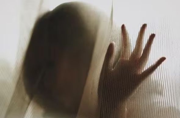 Depois de o homem abusar da mulher, ela conseguiu sair da residência e pedir socorro — Foto: Claudia Soraya/Unsplash/divulgação