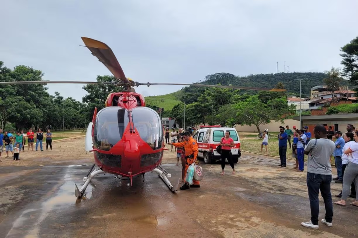 Bombeiros transferem criança para BH. — Foto: Corpo de Bombeiros