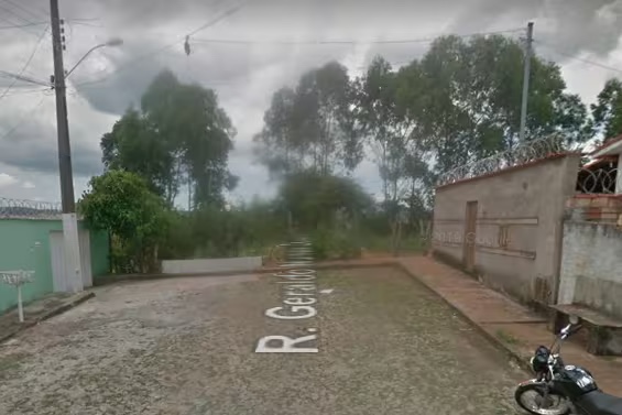 Vítima foi vista saindo de mata na rua Geraldo Nunes Duarte — Foto: Reprodução/Google Street View