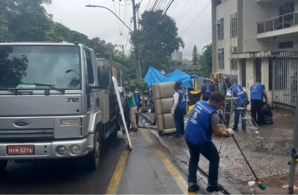 Sofá é retirado do acampamento bolsonarista pela prefeitura — Foto: Alex Araújo/G1