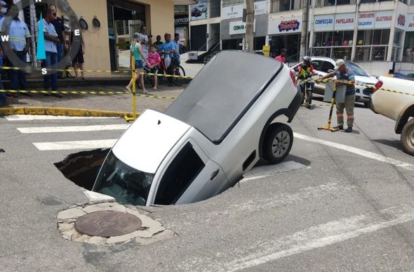 Caminhonete cai em cratera em João Monlevade — Foto: Defesa Civil Municipal