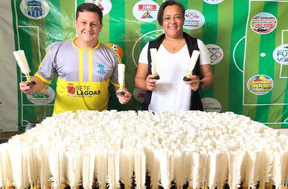 Fabrício Fonseca e Renata Esteves receberam o material doado pelo Clube Náutico. Foto: Ascom Prefeitura de Sete Lagoas.