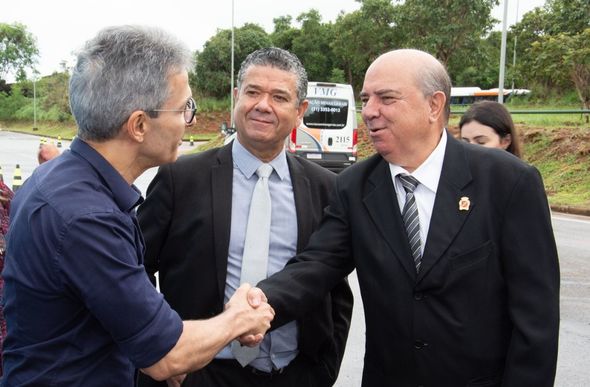 Governador Romeu Zema, Caio Valace, presidente da Câmara Municipal, e o vice-prefeito Dr. Euro de Andrade