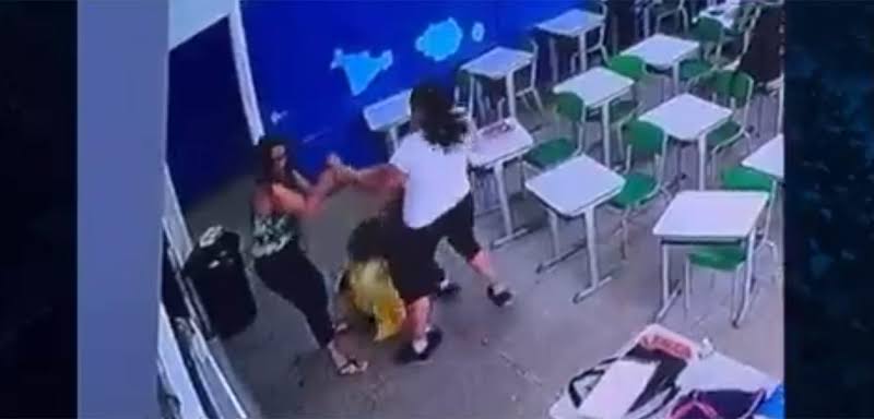 Ataque Em Escola De Sp Vídeo Mostra Momento Que Professora Toma Faca