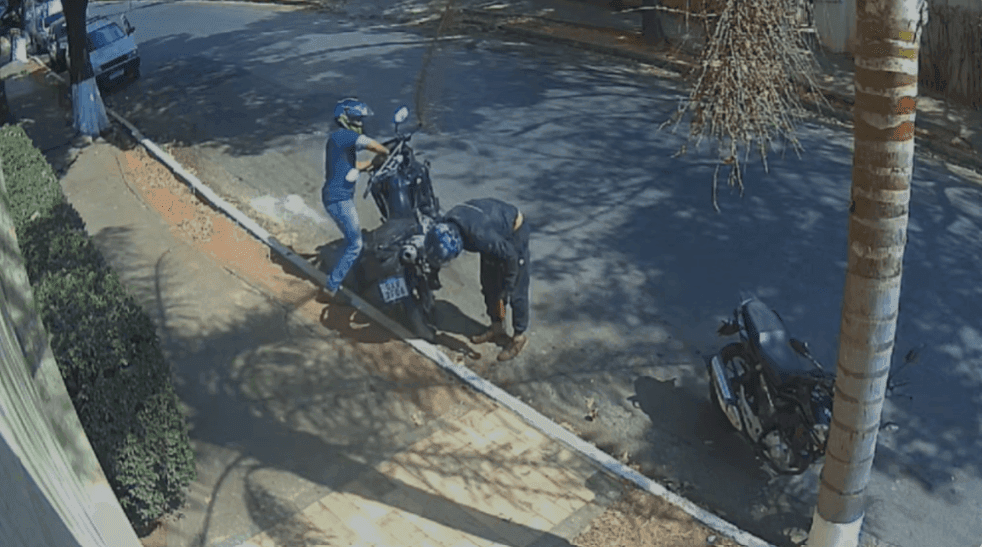 Moto foi levada pelos criminosos em plena luz do dia/Foto: Reprodução Câmera Segurança