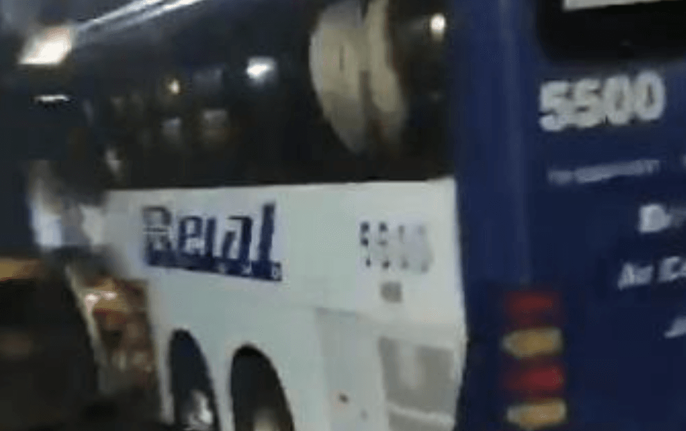 Motorista e mais seis pessoas conseguiram sair a tempo do veículo antes da batida/Foto: Reprodução Internet