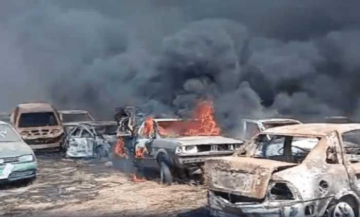 Carros destruídos e em chamas em pátio da PC em Betim/Foto: Reprodução Internet