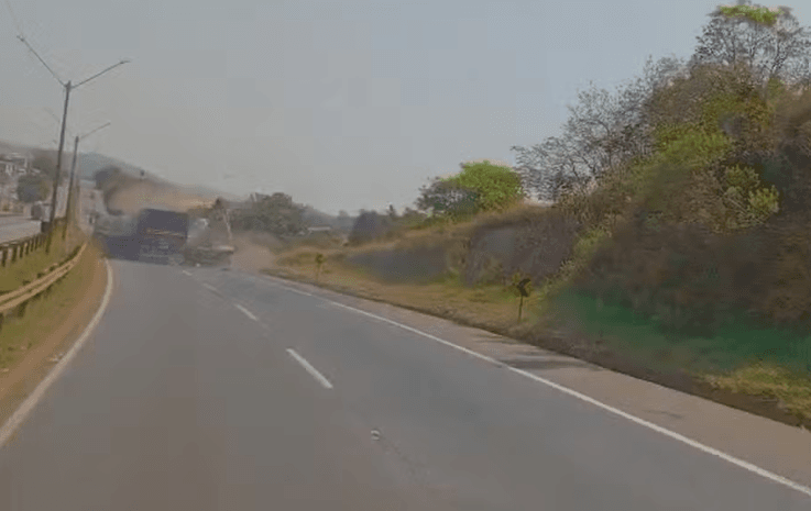 Caminhão bate em duas carretas na BR-381, em Itaguara, Região Metropolitana de BH. — Foto: Redes Sociais