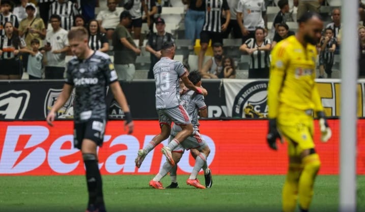 Jogadores do Inter comemoram gol sobre o Atlético na Arena MRV/Foto: Internacional