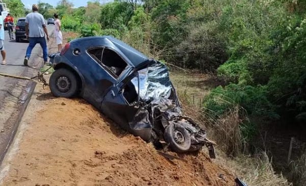 Carro que transportava a família destrído após a batida — Foto: Redes sociais