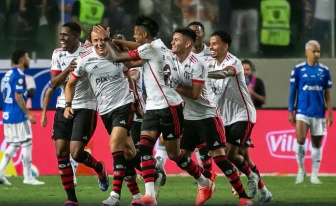 Jogadores do Flamengo celebram gol em jogo contra o Cruzeiro no Independência/Foto FM/Gazeta Press