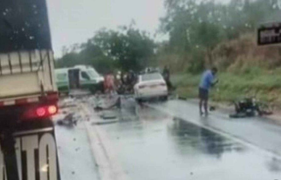 Batida frontal entre carro e caminhão matou uma pessoa e deixou quatro feridas no Centro de Minas/Foto: Redes Sociais