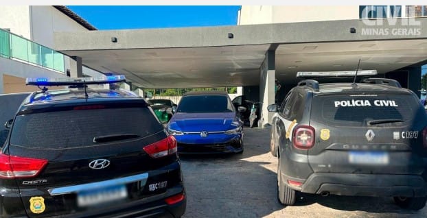 No endereço alvo das buscas, um condomínio de alto padrão, foram apreendidos cinco automóveis de luxo, duas motocicletas, uma moto aquática e quatro quadrículos (Divulgação / PCMG)