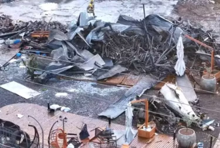 Destroços do avião que caiu sobre loja em Gramado — Foto: RBS TV/Reprodução
