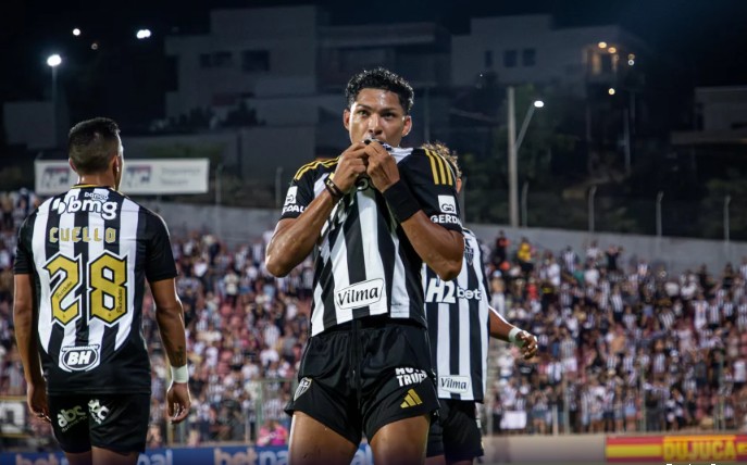 Rony comemora gol pelo Atlético contra o Tombense, na Arena do Jacaré, pela semifinal do Campeonato Mineiro/Foto: Pedro Souza