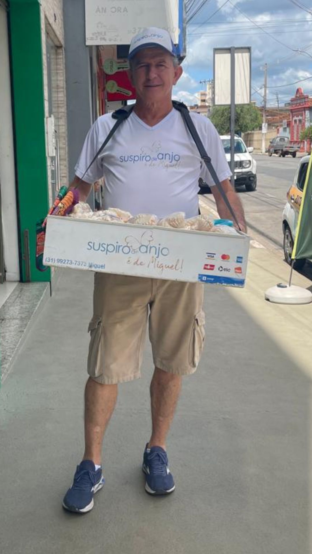 Miguel Andretta vendendo os suspiros nas ruas/ Imagem @suspirodeanjo