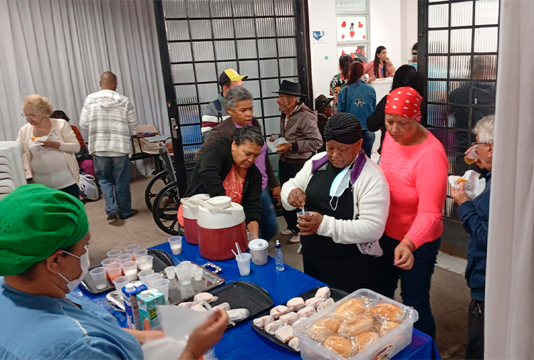 Café da manhã sendo servido na Oncologia do Hospital Nossa Senhora das Graças. Imagem cedida por Flávio Siqueira.