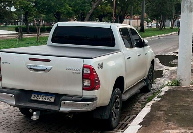 Caminhonete é branca e tem placa RMI 1A62 / Foto: cedidas ao SeteLagoas.com.br