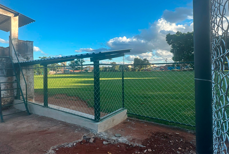 Novo alambrado e um dos bancos de reserva sendo instalados no Campo do Eucalipal, em Sete Lagoas. Foto: ASCOM PMSL.