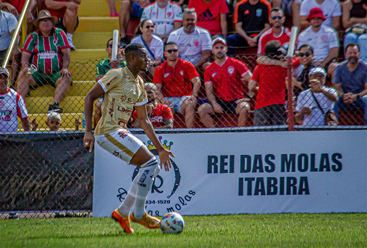 Jogo marcou a estreia do segundo uniforme do Democrata-SL nas cores dourada e branca com detalhes em vermelho. Foto Raphael Carrusca/Democrata FC.