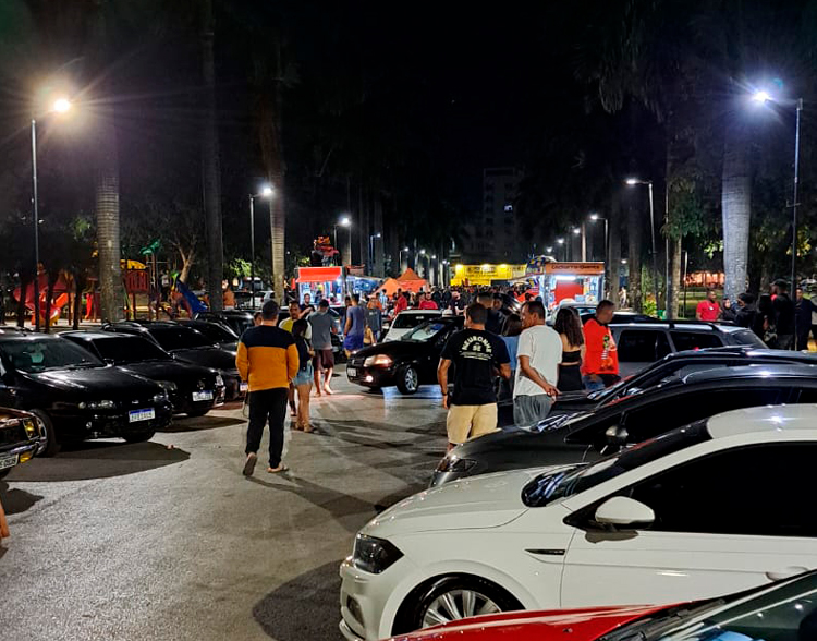 A Praça da Feirinha (Praça Dom Carlos Carmelo Mota) fica tomada pelos carros e pelo público. Foto: Vinícius Oliveira.
