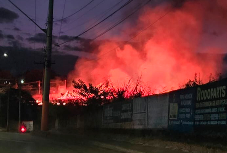 Origem do fogo veio da Avenida Prefeito Alberto Moura / Foto: reprodução redes sociais