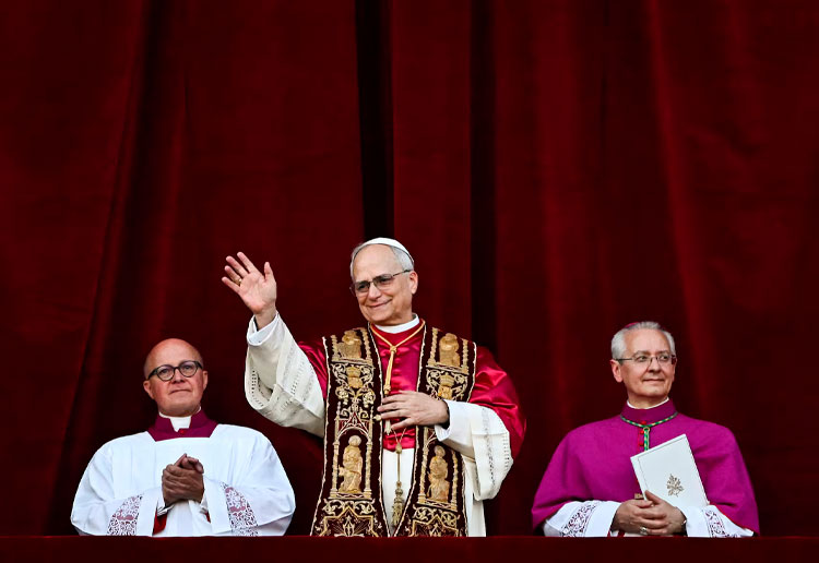 Leão XIV saúda o público na Capela de São Pedro / Foto: Dylan Martínez / Reuters