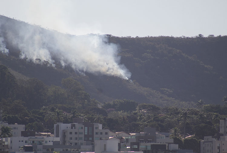 Fumaça consegue ser vista de vários pontos da cidade / Foto: Filipe Felizardo
