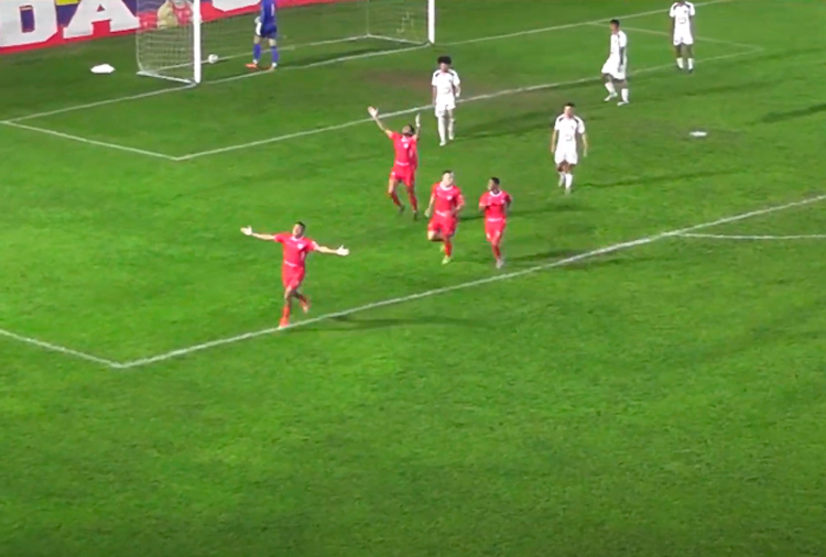 Maycon Rangel comemora gol que renova esperanças do Guarani e "mistura" a situação no grupo do Democrata-SL. Foto: Bugre TV/Reprodução.