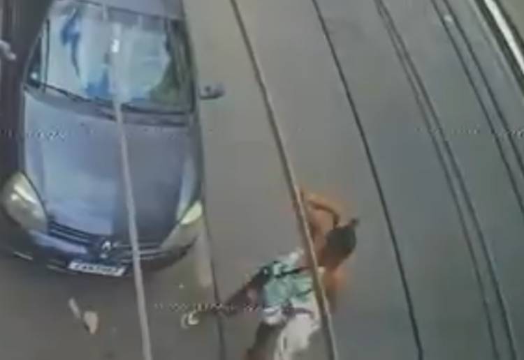 Moradora de rua quebrou vidro traseiro de Ford Ka / Foto: reprodução redes sociais