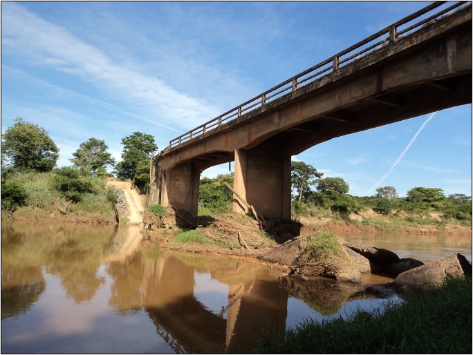 Parte da ponte caída sobre o rio Paraopeba em 2018. Foto: DER-MG.